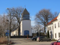Kirken med inngangsparti sett fra nord
